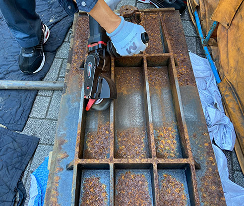 ブリストルブラスターによる<br>鉄蓋錆落しケレン(健全度調査時)